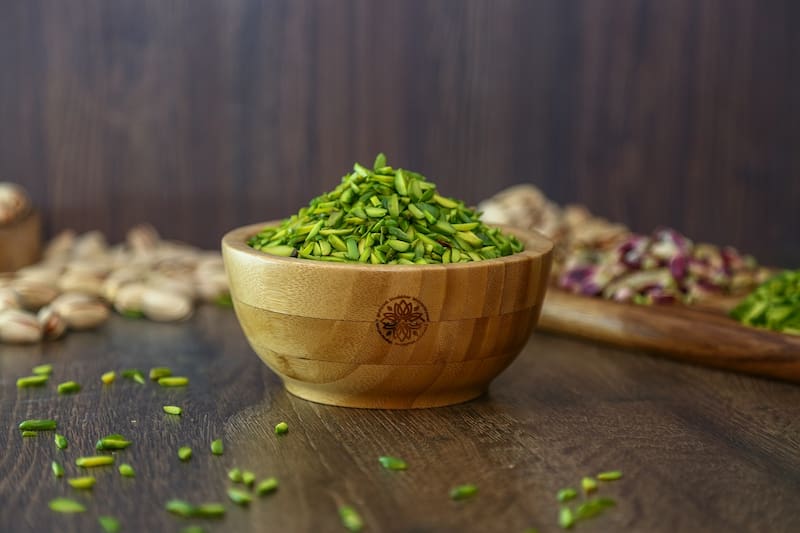 خلال پسته با پسته تازه خوش رنگ و خوش عطر
